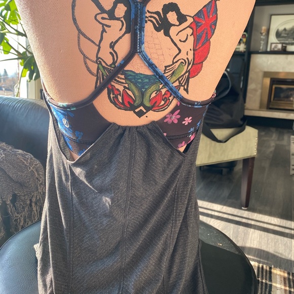 Lululemon Size 8 Tank w built in bra - Picture 2 of 3